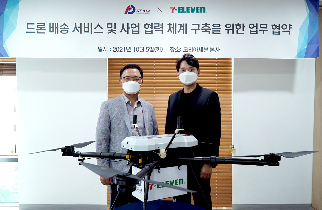 드론 배송 서비스·사업 협력 체계 구축을 위한 업무 협약식. 왼쪽부터 세븐일레븐 최경호 대표이사, 파블로항공 김영준 대표이사