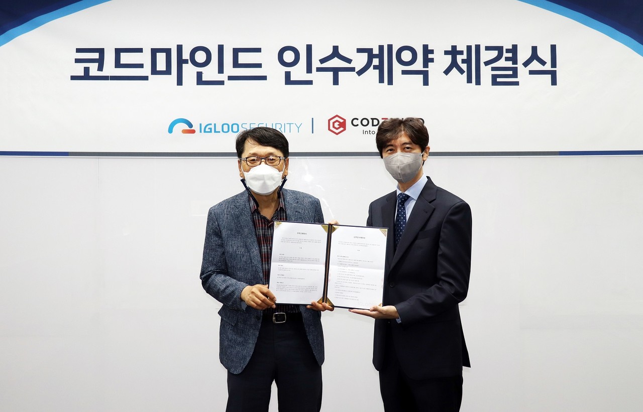 왼쪽부터 이득춘 이글루시큐리티 대표와 신승철 코드마인드 대표가 인수 계약 체결을 맺고 기념촬영을 하고 있다.