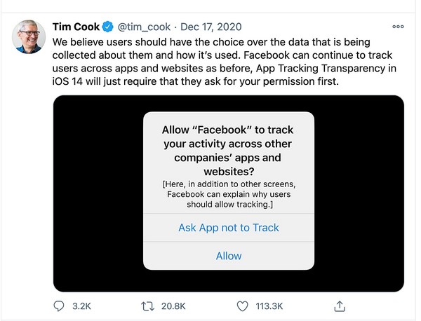 지난해 말 팀 쿡 애플 CEO는 자신의 트위터에 페이스북의 프라이버시 보호 정책 반대 입장과 관련해 "페이스북은 예전처럼 이용자 정보를 추적할 수 있다. 다만 사전에 동의만 받으면 된다"고 대응했다. 사진=팀 쿡 트위터 캡처