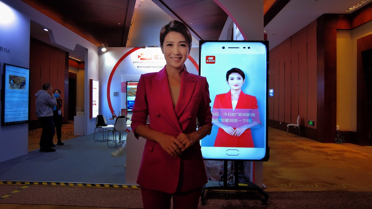 딥브레인AI의 AI 휴먼 기술로 제작된 베이징방송 AI 아나운서(오른쪽)와 실제 모델이 된 아나운서 춘리(왼쪽)