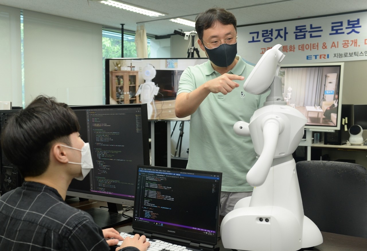 ETRI 연구진이 휴먼케어 AI 소프트웨어를 탑재한 로봇을 시연하고 있다