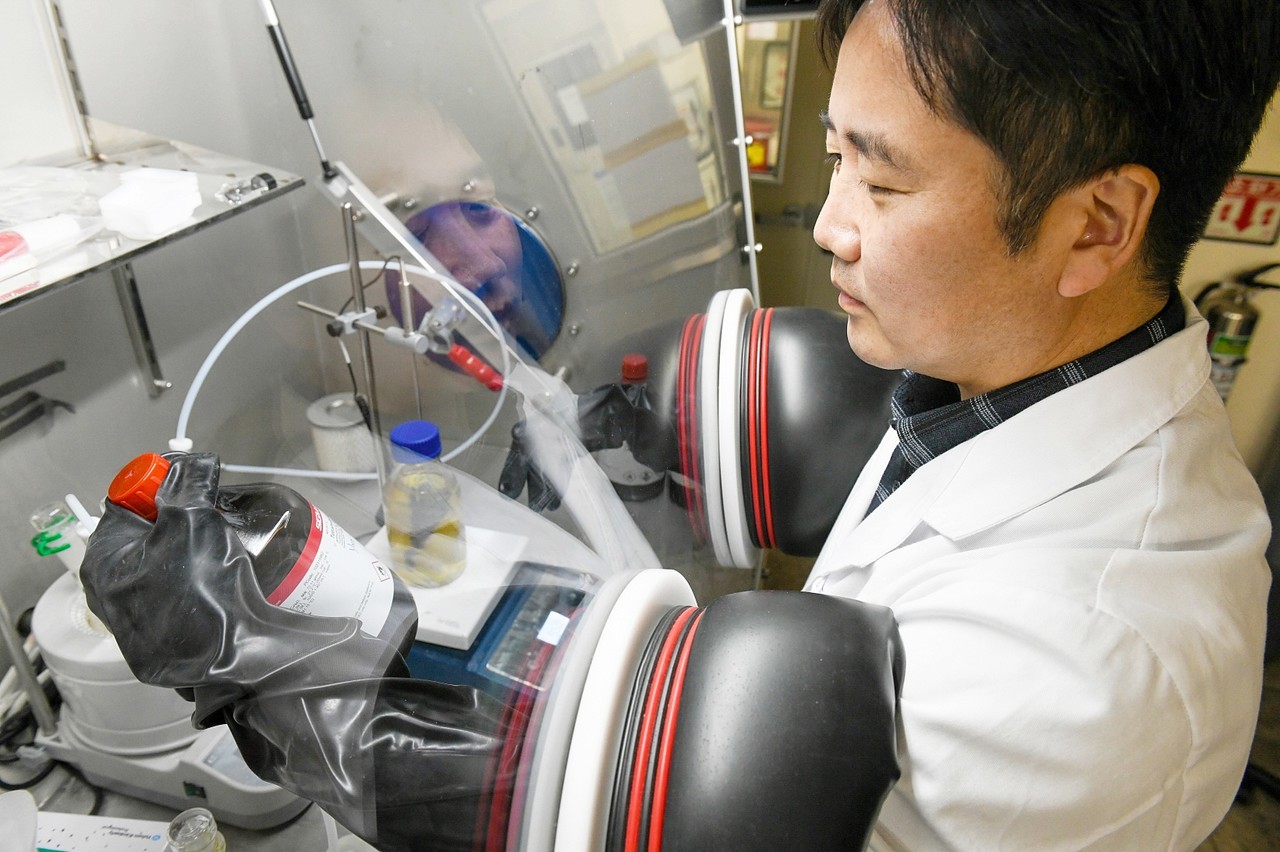 ▲ 하윤철 KERI 박사가 공침법을 활용해 전고체전지용 고체전해질을 대량으로 생산하는 기술을 개발했다