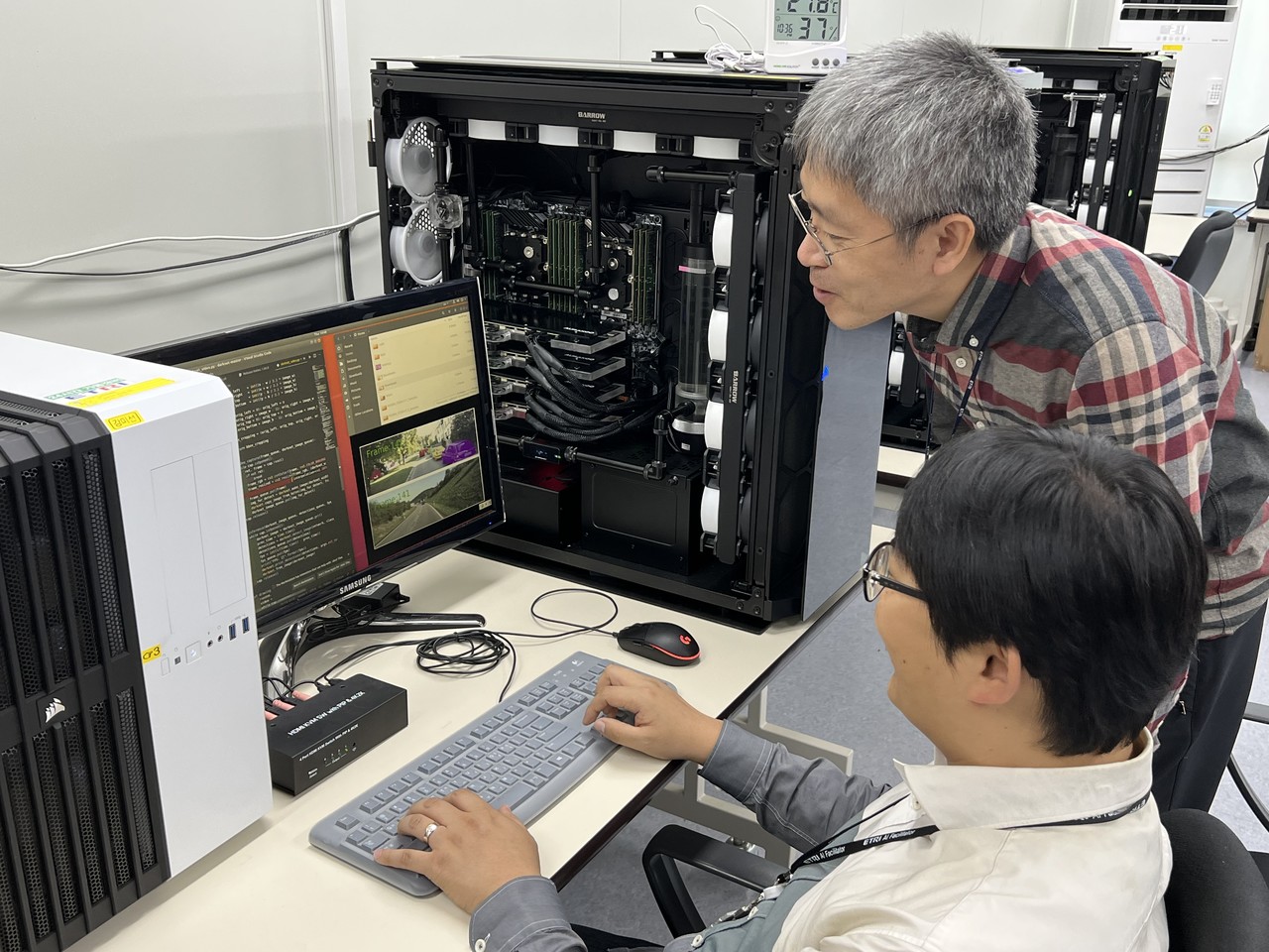 ETRI 연구진이 자율주행용 객체 분할·추적 기술을 시연하고 있다