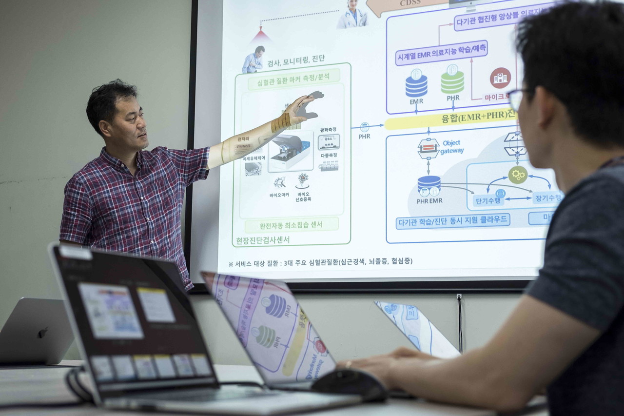 ETRI 연구진이 인공지능주치의 '닥터 AI' 기술을 설명하고 있다