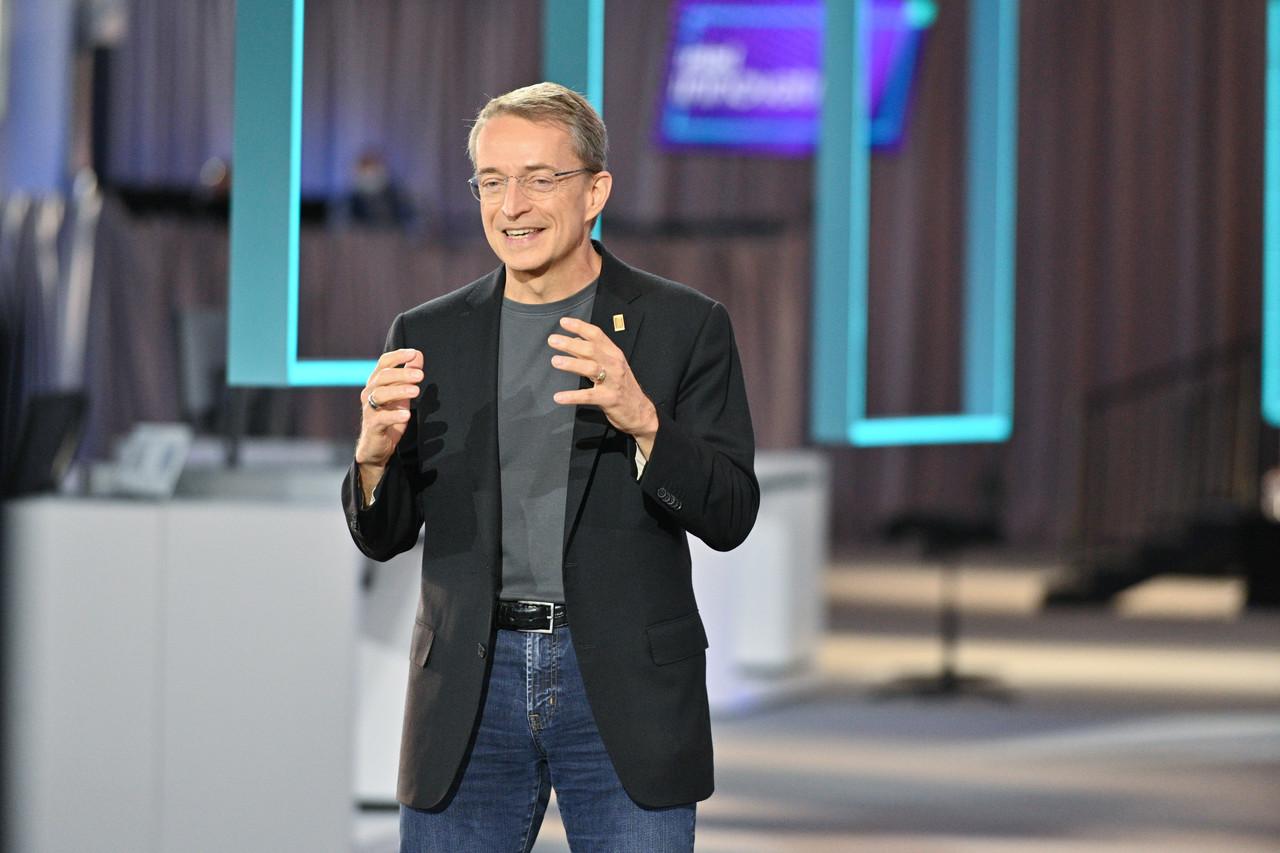 팻 겔싱어(Pat Gelsinger) 인텔 CEO가 인텔 이노베이션에서 발표하고 있다