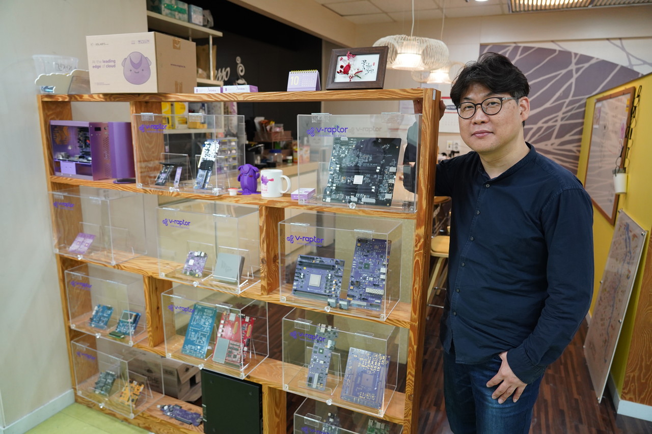 [그림 2] 보드 하나만 선택해서 포즈를 취해달라고 요청하자, 유명환 대표는 “보드 하나하나에 제 혼이 담겨 있어서, 이게 나을 것 같다”며 진열장 옆에서 포즈를 취했다 