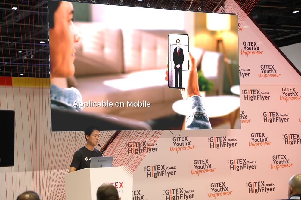 딥브레인AI 장세영 대표이사가 지텍스 2021 '퓨처 스타스 슈퍼노바 챌린지'에서 발표를 하고 있다.