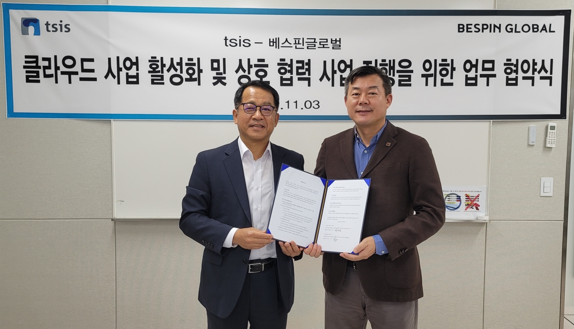 베스핀글로벌-티시스 전략적 사업 협력을 위한 업무협약 체결식에서 티시스 최창성 대표(왼쪽)와 베스핀글로벌 조민식 한국 총괄 대표(오른쪽)가 기념촬영을 했다. 