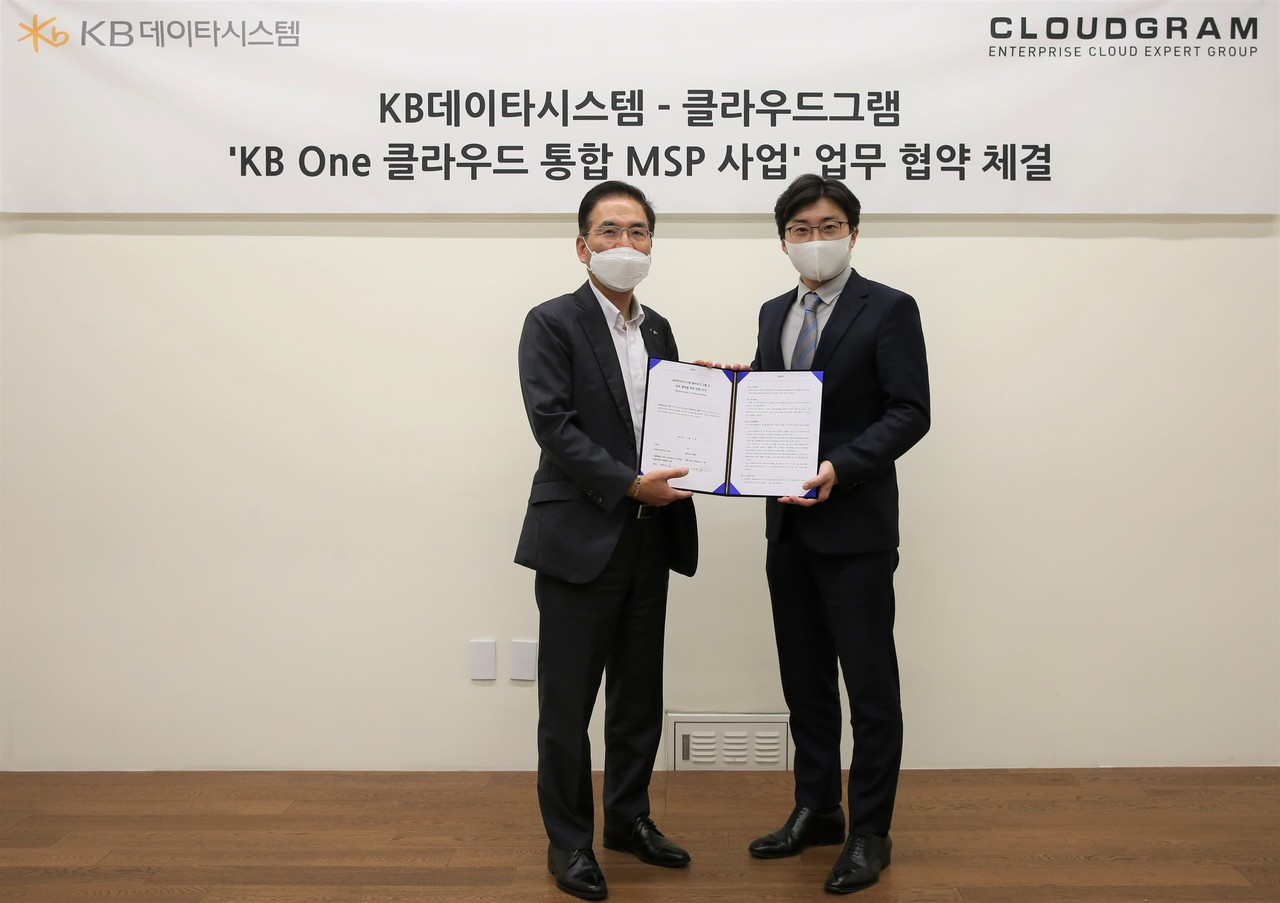 왼쪽부터 KB데이타시스템 최재을 대표, 클라우드그램 이주완 대표가 협약을 체결하고 기념 촬영을 하고 있다.