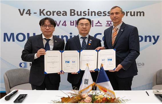 11월 3일 헝가리 부다페스트 메리어트 호텔에서 진행된 업무협약식 현장,  왼쪽부터 김세종 KTL 원장, 문승욱 산업통상자원부 장관, 온제이 베렉 CTU CIIRC 연구소장