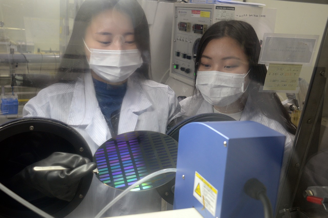 ETRI 연구진이 포토레지스트 소재로 OLED 디스플레이용 기판을 제작하고 있다