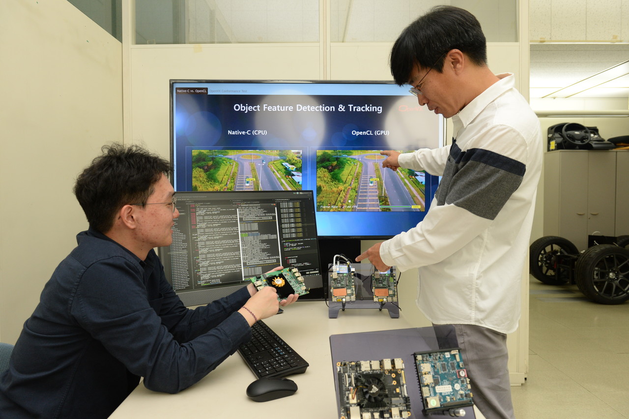 ▲ ETRI 연구진이 온디바이스 컴퓨팅 SW기술을 시연하고 있다