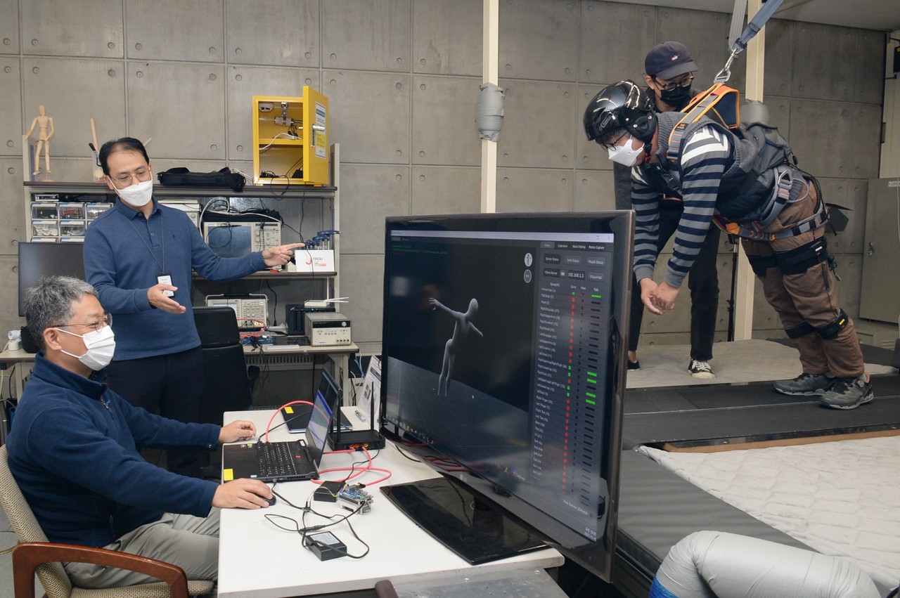 ETRI 연구진이 낙상 재현 장치를 통해 낙상 데이터를 수집, 분석하고 있다
