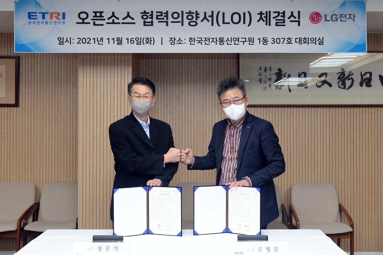 ETRI와 LG전자가 오픈소스 협력의향서(LOI)를 체결했다. (왼쪽부터) 장문석 LG전자 CTO 부문 전무와 김형준 ETRI 지능화융합연구소장
