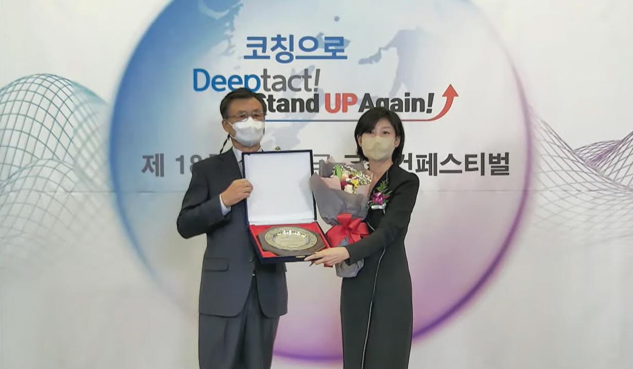 한국코치협회 강용수 회장(왼쪽)과 베스핀글로벌 아카데미 윤희정 이사(오른쪽)