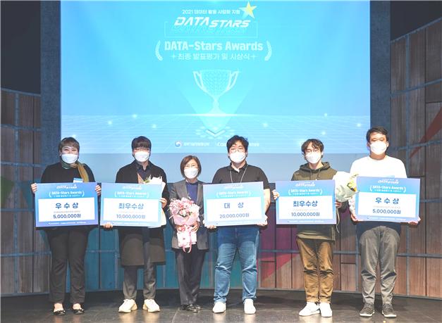 11월 17일 블루스퀘어에서 개최된 ‘DATA-Stars Awards’에서 수상기업들이 기념촬영을 하고 있다. 왼쪽부터 메디아이플러스 정지희 대표, 스탁키퍼 안재현 대표, 한국데이터산업진흥원 윤혜정 원장, 왓섭 김준태 대표, 나인와트 김영록 대표, 리드넘버 이석민 대표