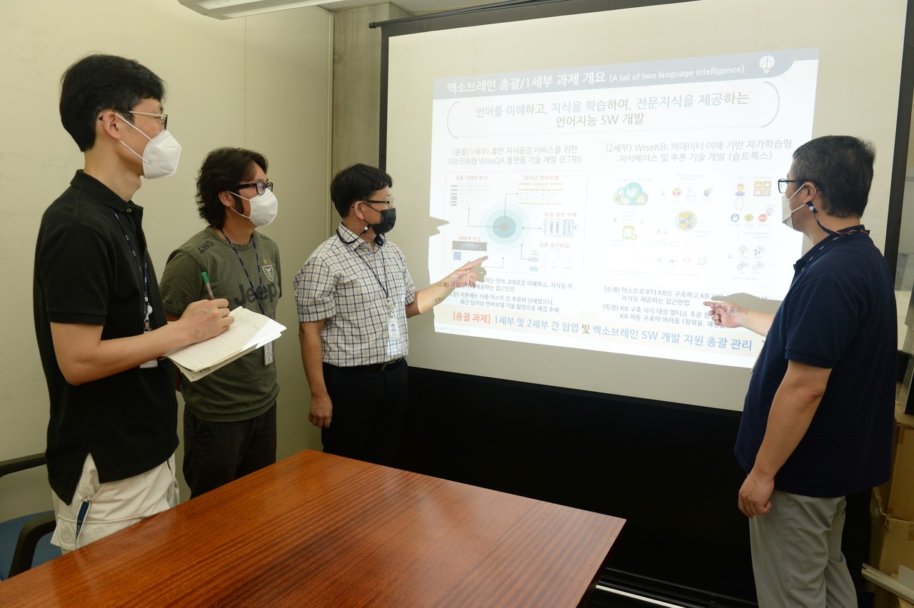 (왼쪽부터) 김민호 ETRI 책임연구원, 배용진 선임연구원, 임준호 책임연구원, 이형직 책임연구원이 오피스문서에 활용할 수 있는 API 기술을 설명하고 있다.