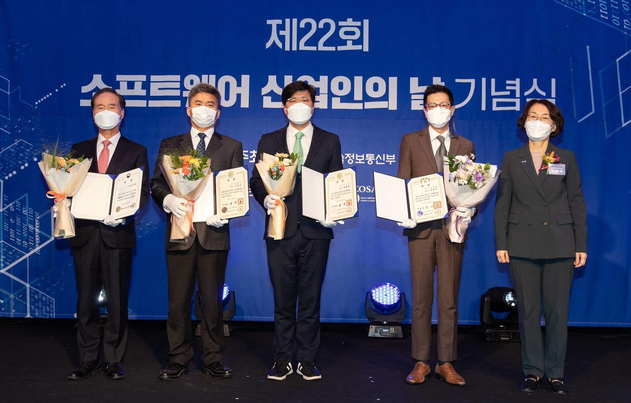2021 대한민국 소프트웨어대상을 수상한 노르마의 정현철 대표(가운데)