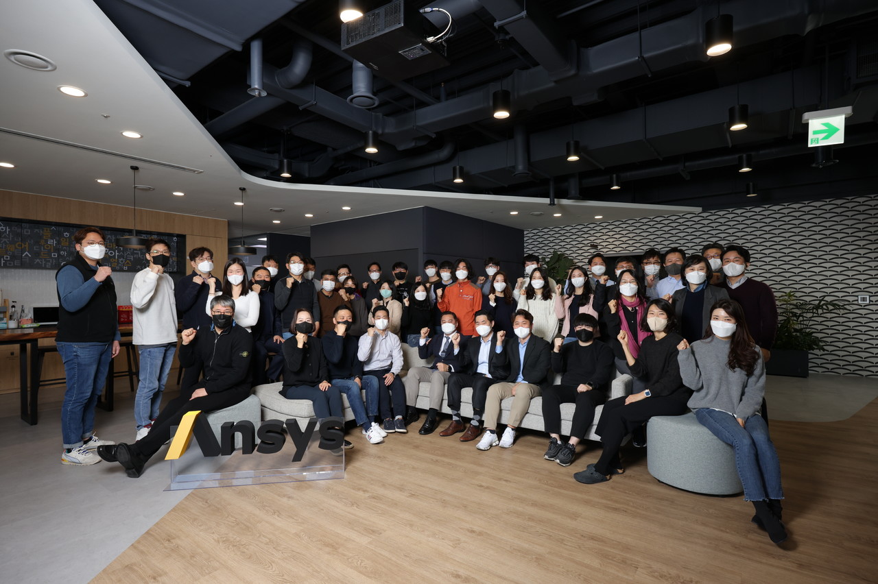 기념 사진 촬영을 하고 있는 앤시스코리아 임직원들