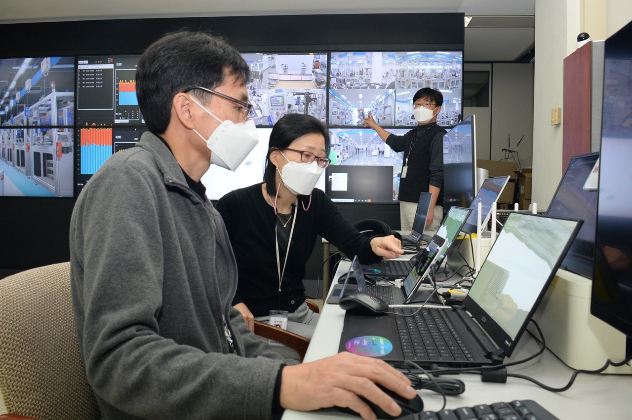ETRI 연구진이 대전 ETRI 본원과 경산 스마트팩토리 간 실시간 시연을 준비하고 있다.