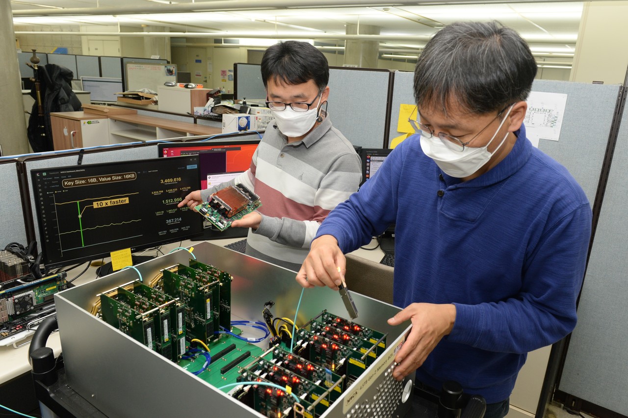 ETRI 연구진이 메모리 중심 컴퓨팅 HW 장치에 관해 논의하고 있다.