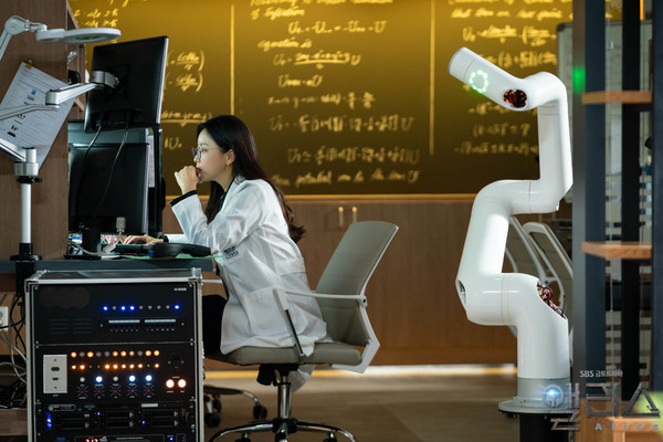 SBS드라마 ‘앨리스’에서 주인공 김희선과 함께 연구실에서 활동하고 있는 협동로봇 인디.