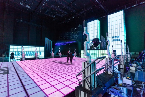 뉴로메카 협동로봇 인디가 엠넷 2020MAMA 공연에서 무대장치에서 레이저 조명 같은 역할을 수행하고 있다.