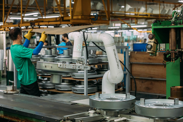 산업현장에서 쓰이고 있는 뉴로메카의 협동로봇 인디.