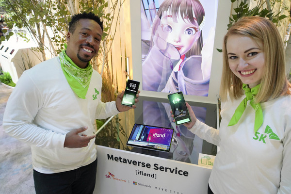 SK텔레콤이 SK 관계사와 함께 마련한 공동 전시 부스에서 모델들이 메타버스 플랫폼 '이프랜드(ifland)'를 체험하고 있는 모습. 사진=SKT