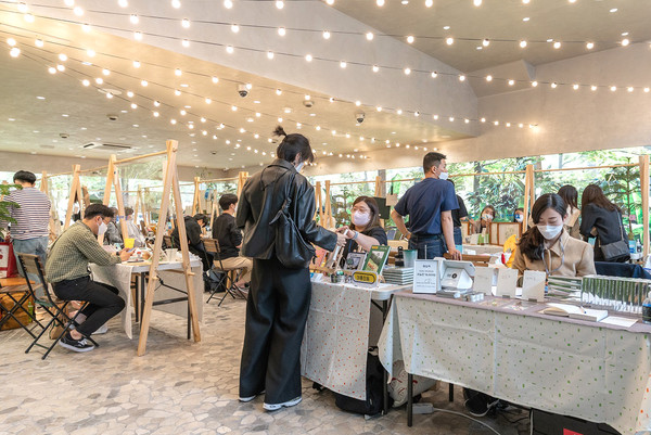 지난 해 4월 ‘일상비일상의틈’에서 개최한 첫 번째 ‘책보부상 페스티벌’에 고객이 참여하고 있는 모습. 사진=LGU+