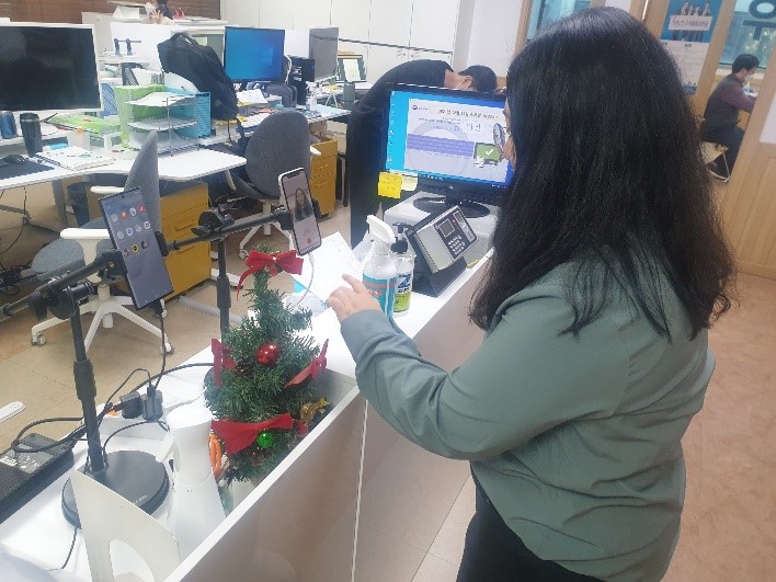 스마트 폰 앱에 구성된 멀티모달 솔루션을 통한 신원확인 모습