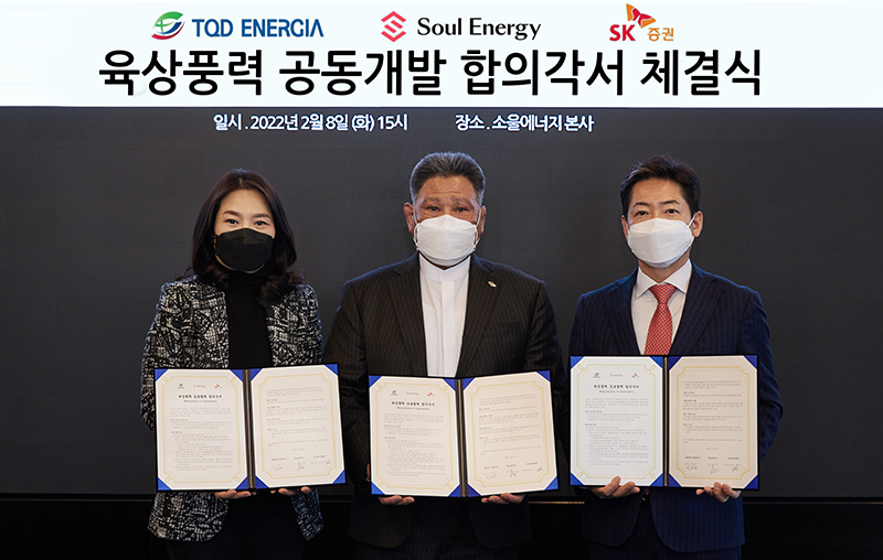 왼쪽부터 소울에너지 안지영 대표, TQD 이창선 회장, SK증권 ESG 부문 이창용 전무가 기념촬영을 하고 있다.