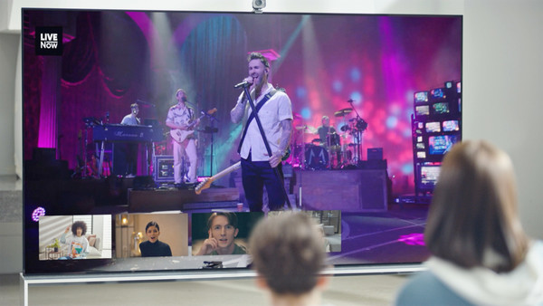 LG 올레드 TV 시청자들이 TV에 탑재된 영상 스트리밍 플랫폼 라이브나우(LIVENOW)로 유명 가수의 콘서트를 즐기고 있다. 사진=LG전자