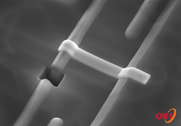 주사현미경(SEM)으로 촬영한 회로 수정 모습 (사진 출처 : 큐알티)
