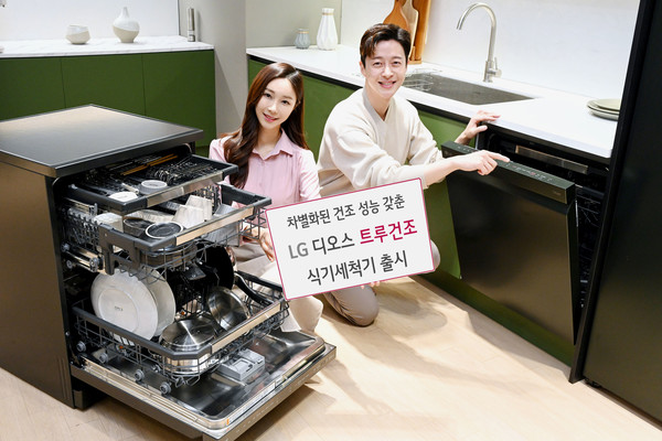 LG전자가 뛰어난 세척력, 위생, 편리함은 그대로 계승하면서 건조 성능을 대폭 강화한 '트루건조'를 갖춘 차세대 디오스 식기세척기를 18일 출시한다. 사진=LG전자