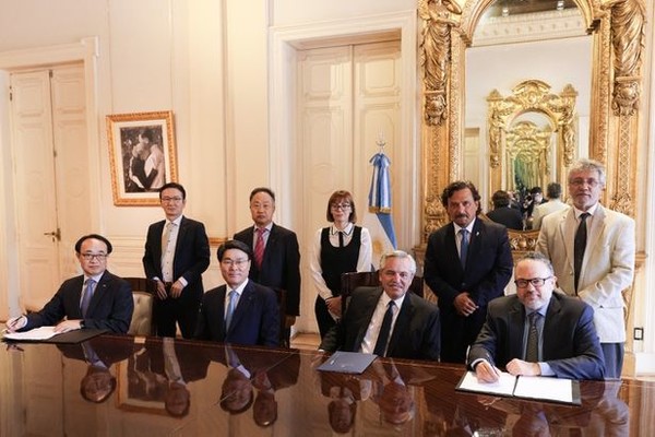 최정우 포스코그룹 회장이 21일(현지시간) 페르난데스 아르헨티나 대통령을 만나 리튬사업에 대한 현안과 향후 추진할 사업 계획을 설명했다.