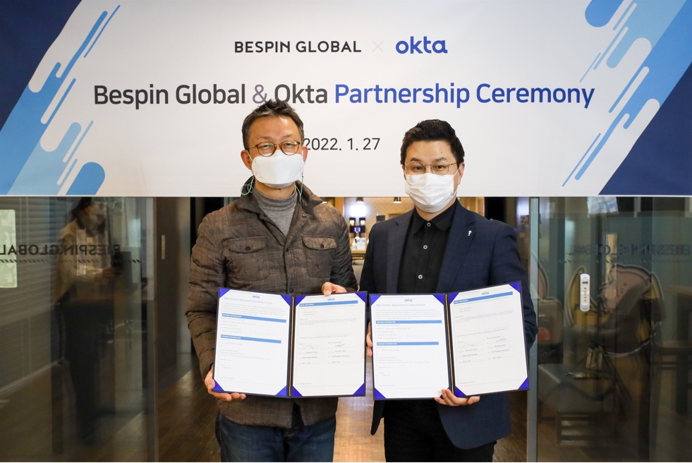 옥타 정광연 전무(왼쪽)와 베스핀글로벌 정현석 클라우드 보안 사업 부문장(오른쪽)