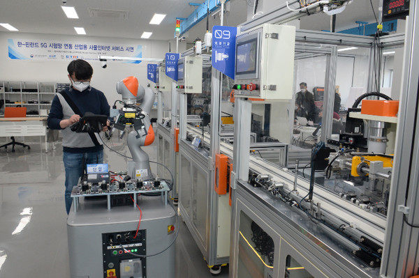 ETRI 연구진이 스마트공장 내 이동형 로봇을 국산 5G 기술을 이용해 실시간으로 제어하고 있다.