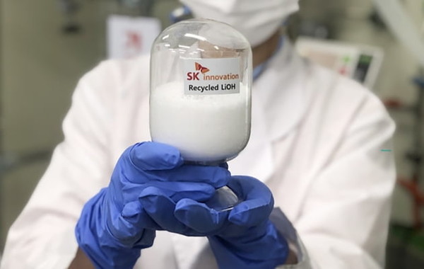 SK이노베이션이 사용 후 배터리에서 추출한 수산화리튬.