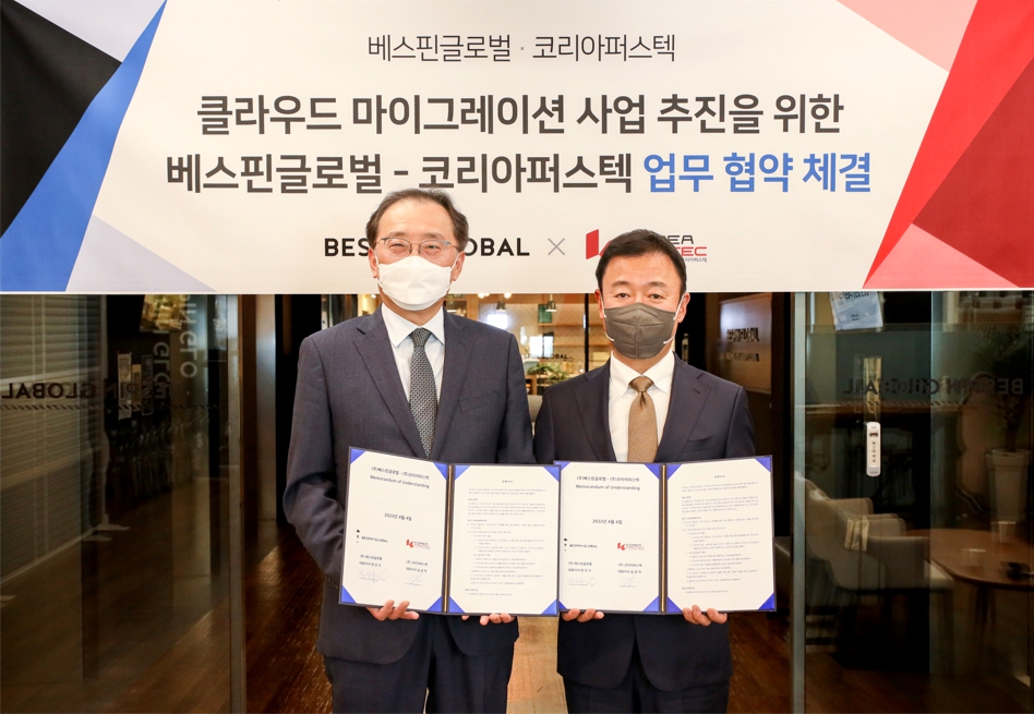 코리아퍼스텍 김상직 대표(왼쪽)와 베스핀글로벌 장인수 대표(오른쪽)