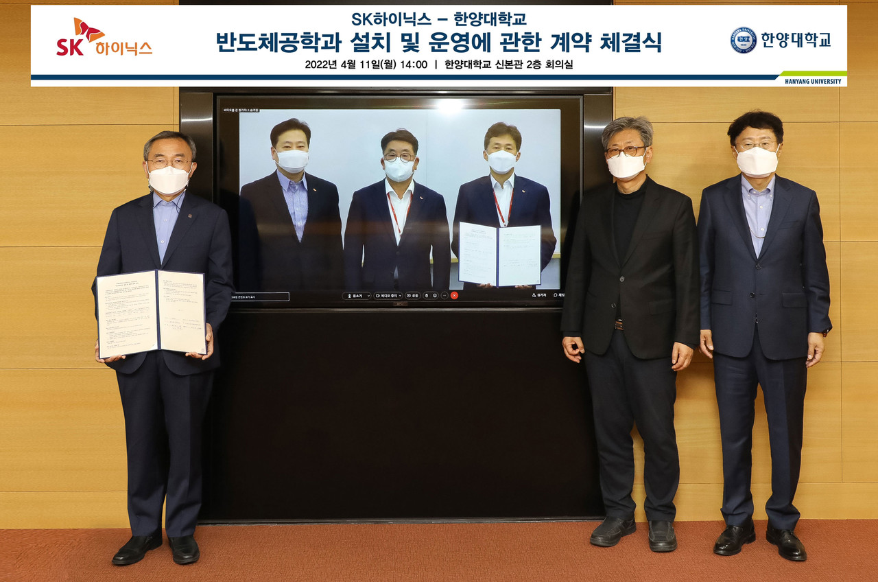 4월 11일 오후 서울 성동구 서울캠퍼스에서 열린 차세대 반도체 인재양성을 위한 계약식 행사에서 김우승 총장(왼쪽 첫 번째)와 SK하이닉스 곽노정 대표이사 사장(오른쪽 첫 번째)이 기념사진을 촬영하고 있다.