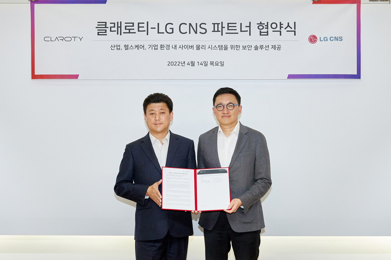 왼쪽부터 클래로티 은성율 한국지사장, LG CNS 배민 보안사업담당 상무가 전략적 파트너 협약을 맺고 기념 촬영을 하고 있다.