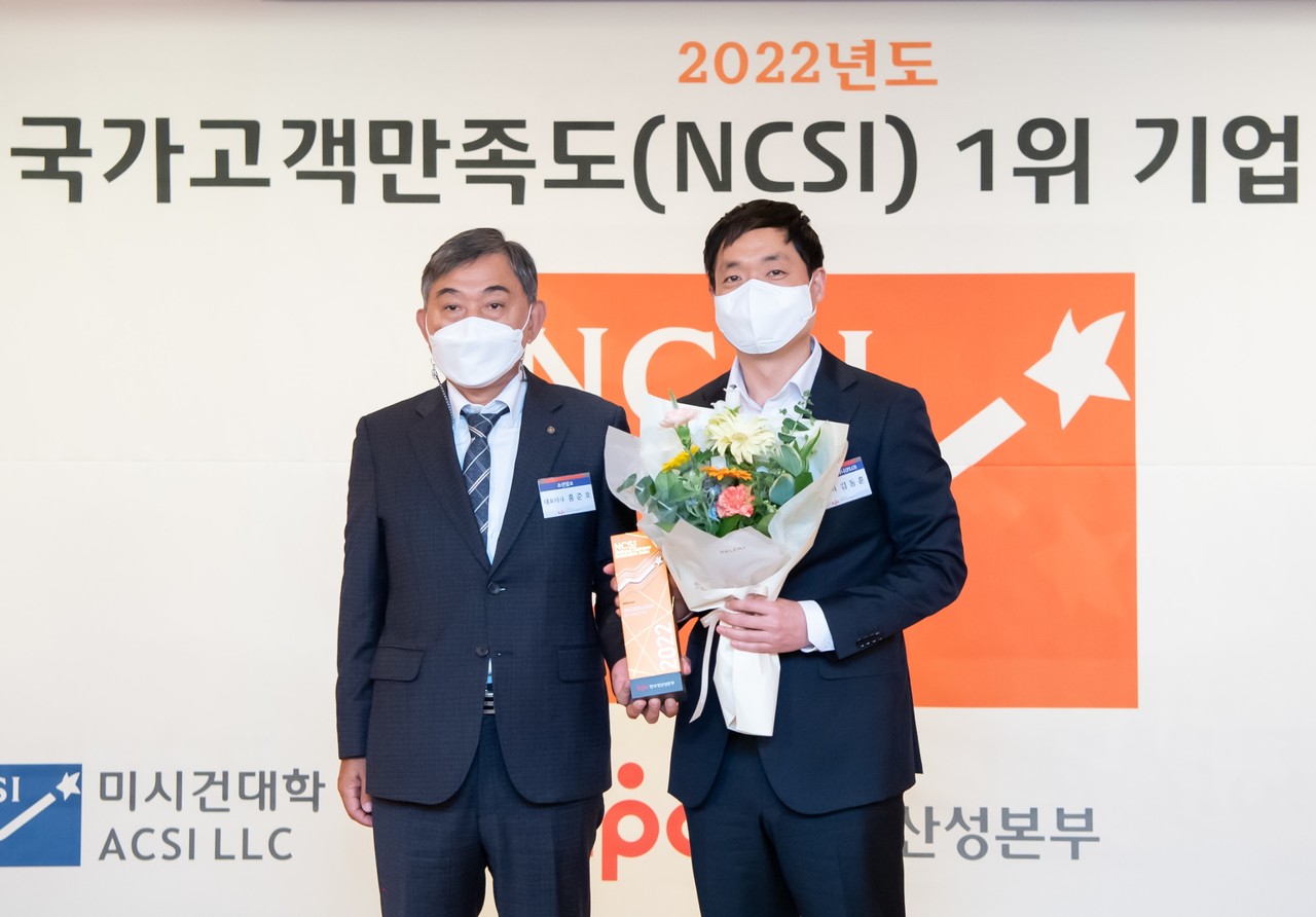 김동훈 드림어스컴퍼니 대표(오른쪽)가 홍준호 조선일보 대표이사(왼쪽)와 기념촬영을 하고 있다.