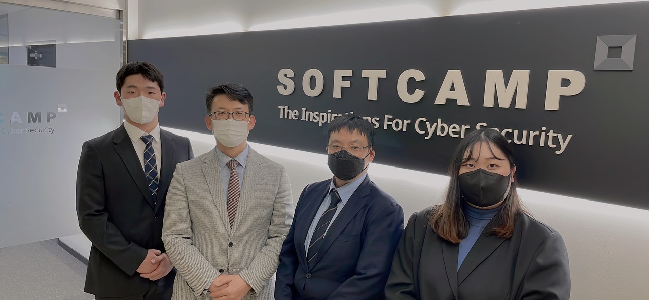 소프트캠프와 극동대학교 해킹보안학과 산학협력 체결식 사진. 좌측 두 번째부터 소프트캠프 배환국 대표이사, 극동대학교 해킹보안학과 이용준 교수