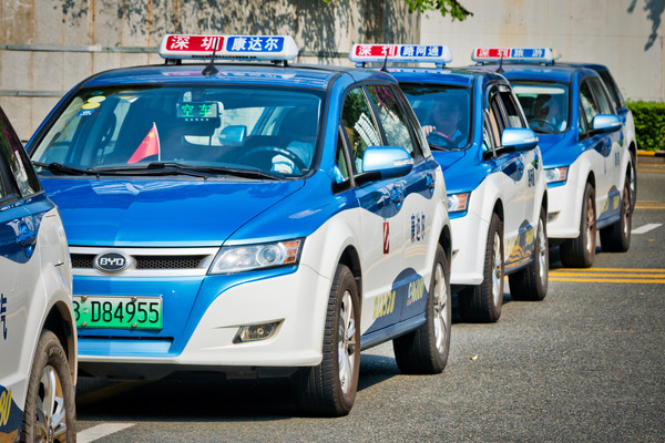 중국의 실리콘밸리로 불리는 선전 지역의 한 도로에 세계에서 유일하게 전기차와 배터리를 함께 생산하는 회사인 중국 BYD의 전기차 택시들이 있다.  