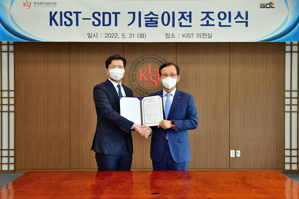 (좌) 윤지원 에스디티 대표이사와 (우) 윤석진 KIST 원장이 기술이전조인서에 서명을 한 후 기념촬영을 하고 있다.