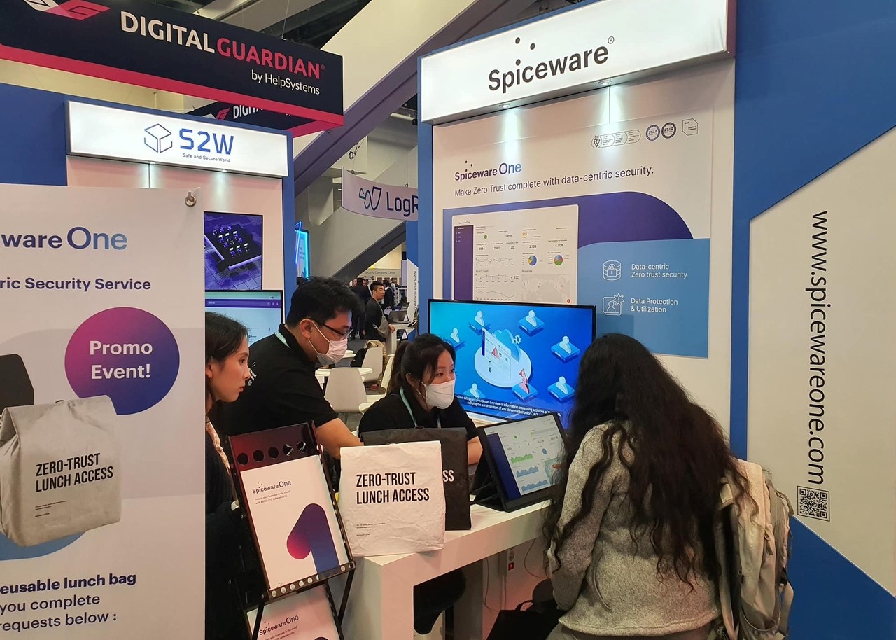 스파이스웨어 부스를 방문한 참관객이 ‘스파이스웨어 원 ZTS’를 살펴보고 있다.