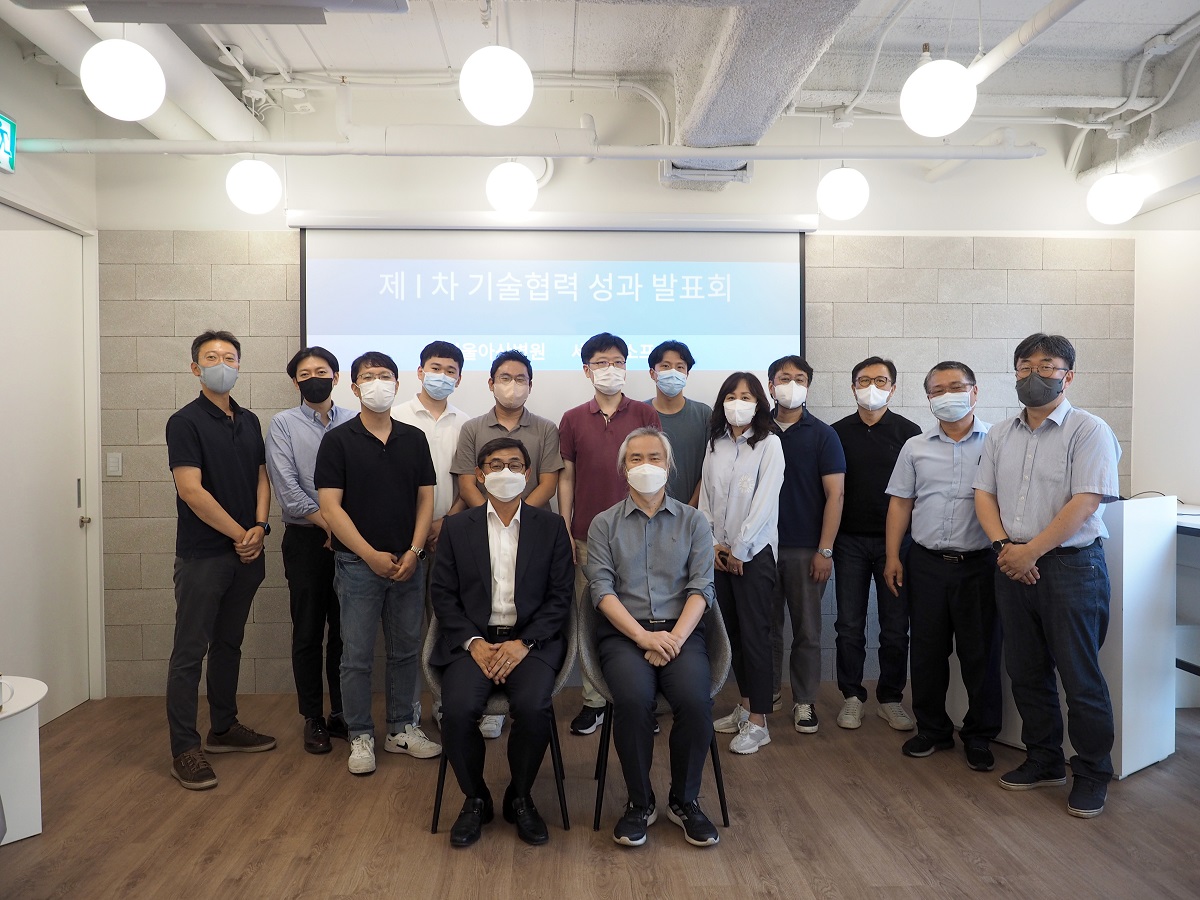 기술협력 성과 발표회 이후 서울아산병원(가장 앞줄 왼쪽 디지털정보혁신본부 이상오 본부장)과 세나클소프트(가장 앞줄 오른쪽 위의석 공동대표)의 양사 임직원이 단체 사진을 촬영하고 있다.
