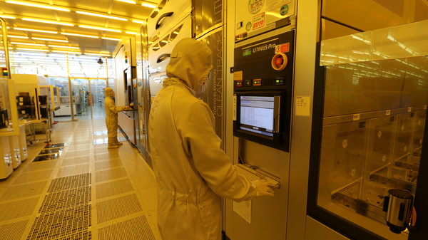 연구원들이 삼성에게 양도받은 반도체 장비를 운영하고 있다.