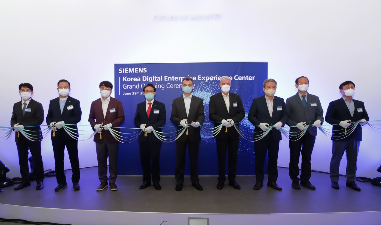 6월 29일 서울시 강남구 영동대로 421 삼탄빌딩에 위치한 ‘지멘스 디지털 엔터프라이즈 체험 센터(KDEXc)’ 개소식에 참석한 한국지멘스와 기업·기관 관계자들이 기념 촬영을 진행하고 있다. 왼쪽에서 네 번째부터 정하중 한국지멘스 대표이사·사장, 토마스 슈미드 한국지멘스 디지털 인더스트리 부문 대표, 미하엘 라이펜슈툴 주한독일대사